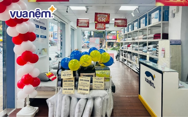 Không gian trưng bày tại cửa hàng Vua Nệm ở Đồng Tháp