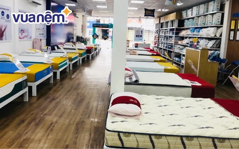Không gian mua sắm tại cửa hàng Vua Nệm ở Long AnKhông gian mua sắm tại cửa hàng Vua Nệm ở Long An