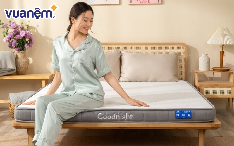 Nên đặt nệm trên giường, pallet hoặc kệ gỗ có chân