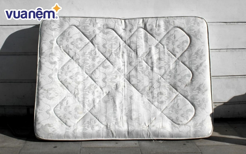 Nhiều gia đình tại Bình Dương, với tâm lý tiết kiệm truyền thống, thường cố gắng tận dụng những chiếc nệm đã qua sử dụng