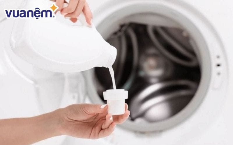 Nước tẩy chuyên dụng góp phần giúp bạn đánh bay bụi bẩn, nấm mốc nhanh chóng