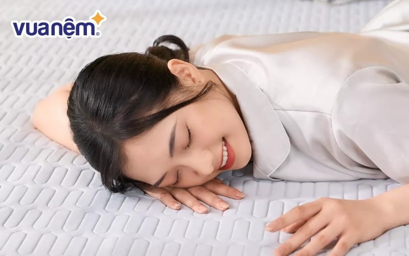 Thiết kế chống trượt thông minh giữ chiếu cố định khi trải trên nệm