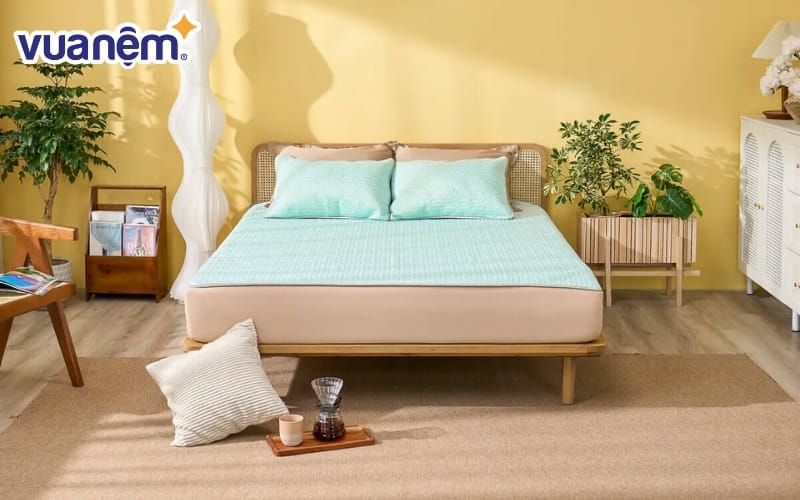 Cha mẹ nên chọn chiếu làm từ các chất liệu tự nhiên, không gây kích ứng như sợi mây, hoặc cao su tự nhiên