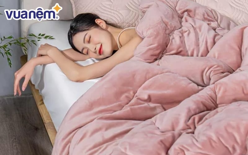 Chăn ga màu hồng tạo cảm giác dịu dàng, nữ tính và ấm cúng