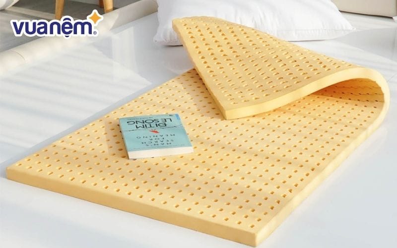 Giữ nệm sạch và khô thoáng giúp bé có không gian ngủ an toàn