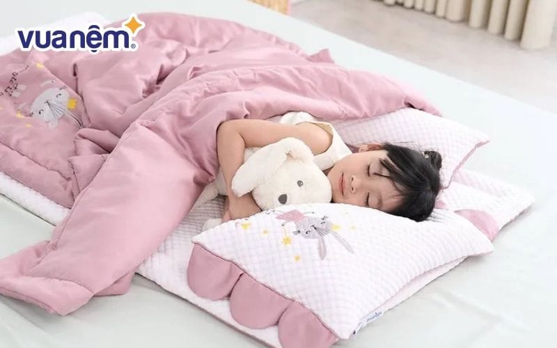 Nệm phù hợp giúp bé ngủ trưa thoải mái và an tâm hơn