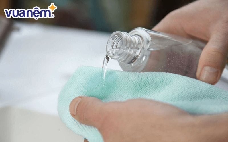 Sử dụng nước Javen để tẩy vỏ gối mốc