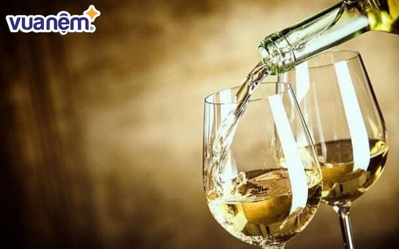 Sử dụng rượu trắng để tẩy vỏ gối bị mốc