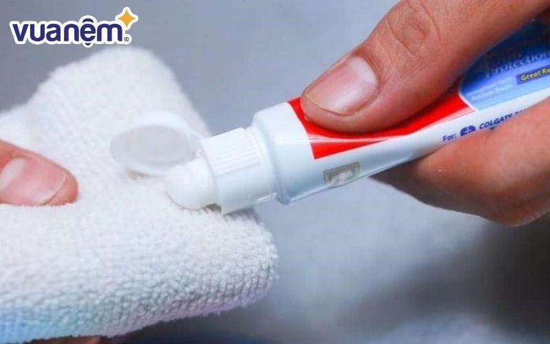 Sử dụng kem đánh răng tẩy mốc ở vỏ gối