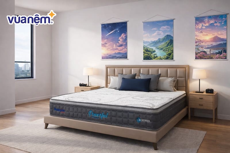 Góc tường với tranh dán