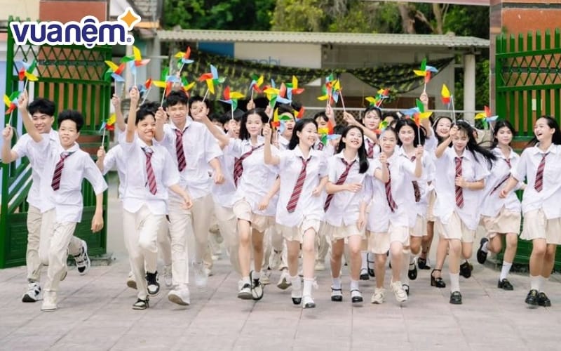 Mơ thấy đi học lại với bạn học cũ thể hiện áp lực học hỏi và phát triển bản thân