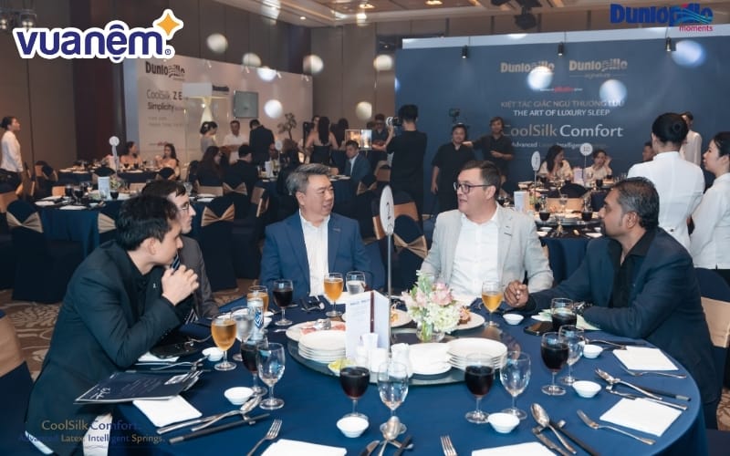 Vua Nệm được Dunlopillo vinh danh đối tác đồng hành bền vững