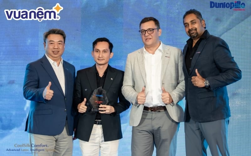 Đại diện Vua Nệm nhận giải thưởng Elite Revenue Award 2025 từ Dunlopillo