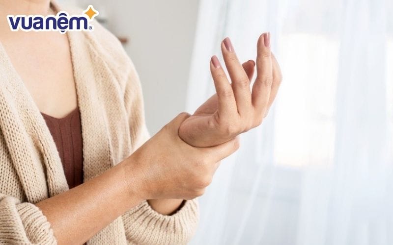 Thức dậy với cảm giác tê tay là dấu hiệu cho thấy bạn đang ngủ trên nệm không phù hợp