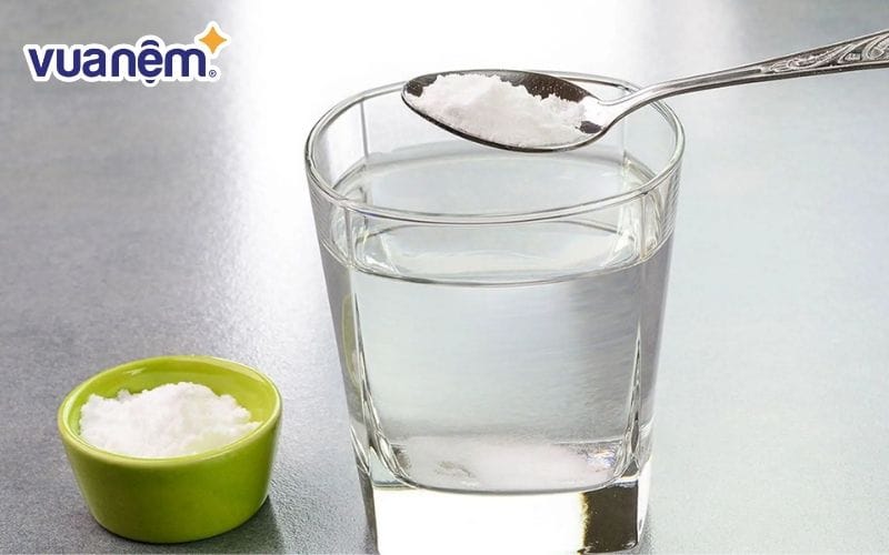 Baking soda và nước ấm hỗ trợ làm sạch vết bẩn trên nệm