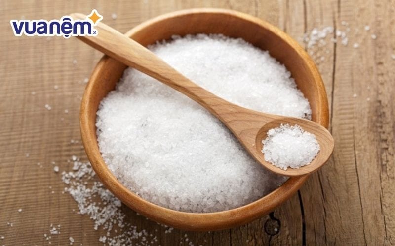 Dùng muối để vệ sinh nệm cao su tại nhà