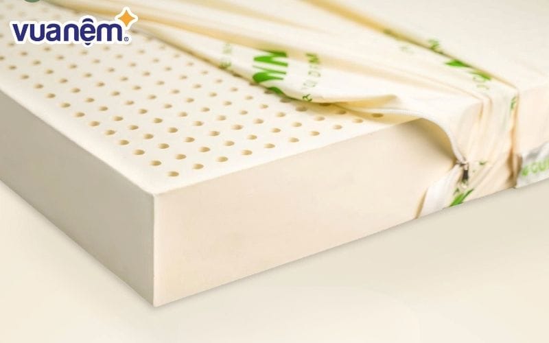 Nệm mới mua sẽ có mùi cao su nhẹ