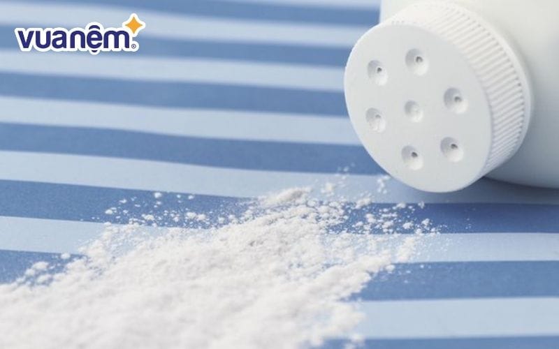 Phấn rôm có khả năng hút ẩm tốt nên phù hợp với vết bẩn còn ẩm