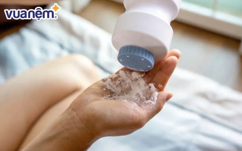 Sử dụng phấn rôm - Cách khử mùi nệm cao su hiệu quả