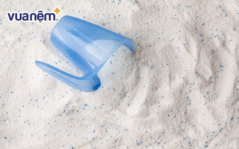 Vệ sinh nệm cao su bằng bột giặt tẩy là cách làm thông dụng