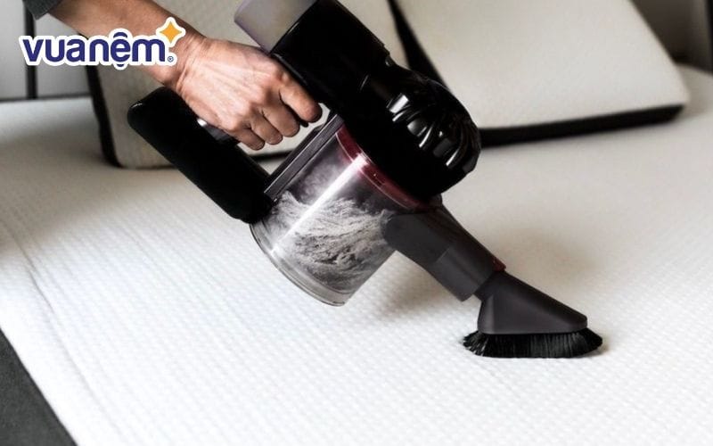 Vệ sinh nệm cao su định kỳ giúp nệm sạch sẽ, bền lâu hơn