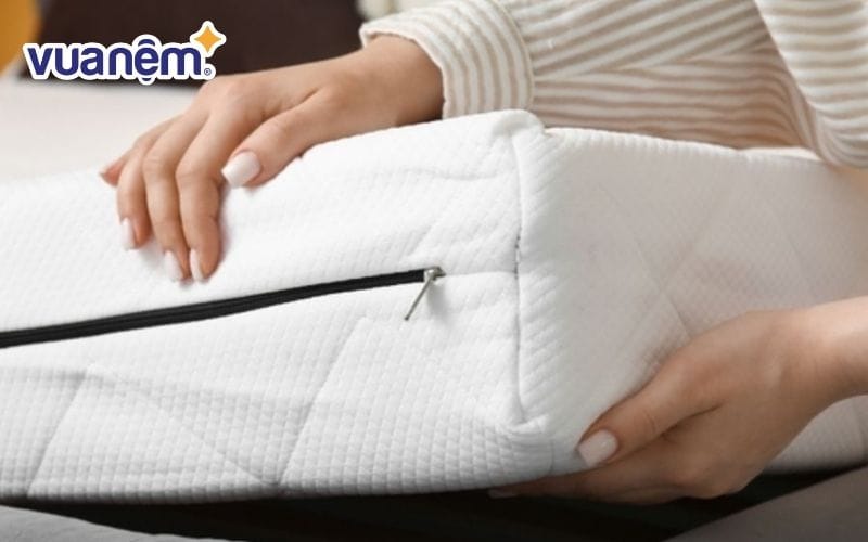 Lật mặt nệm định kỳ để lực phân bố đồng đều